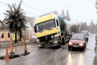 Camion c�zut �ntr-o groap� de pe DN 71